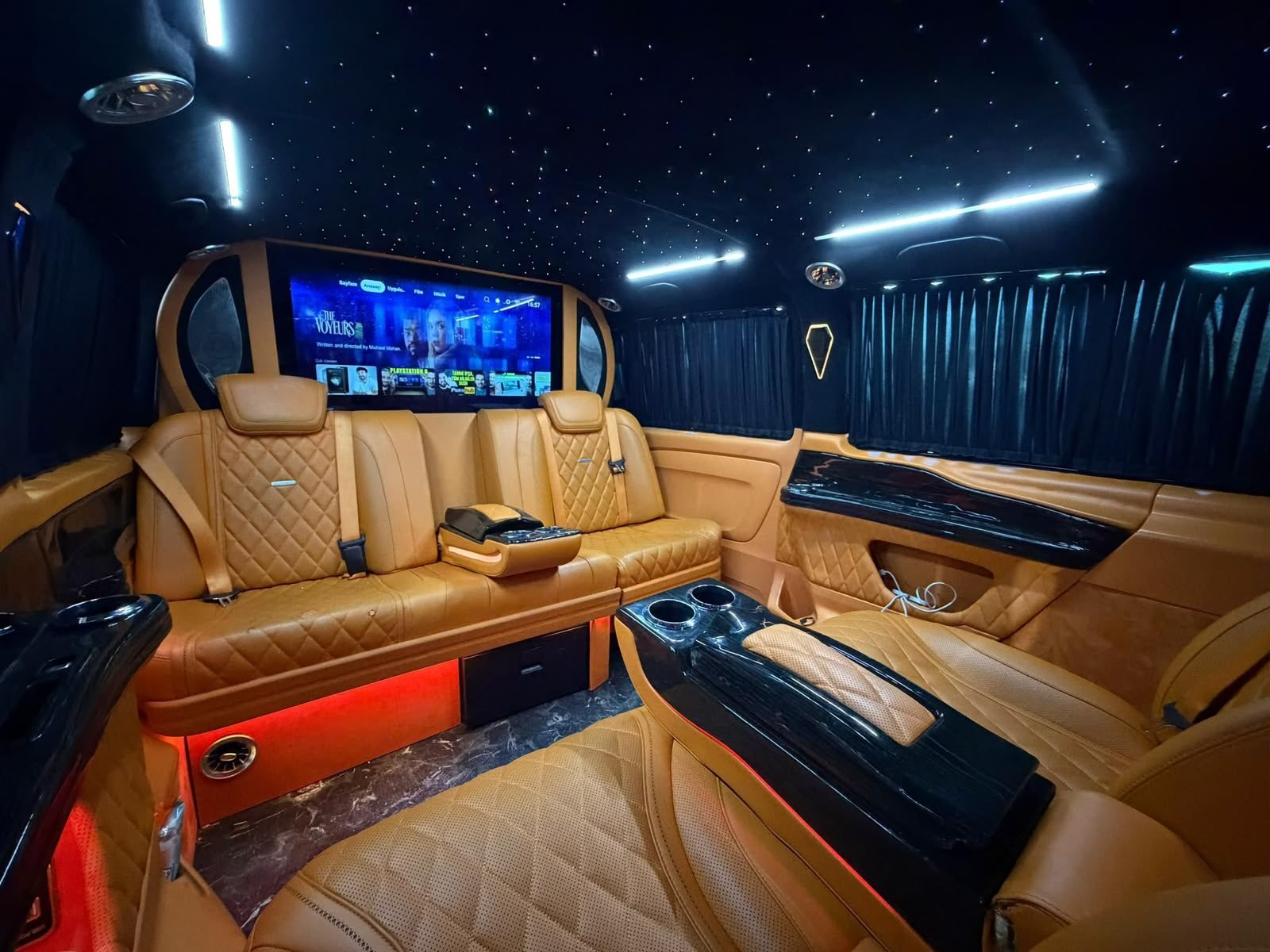 Yıldız tavanlı geniş VIP yolcu alanı