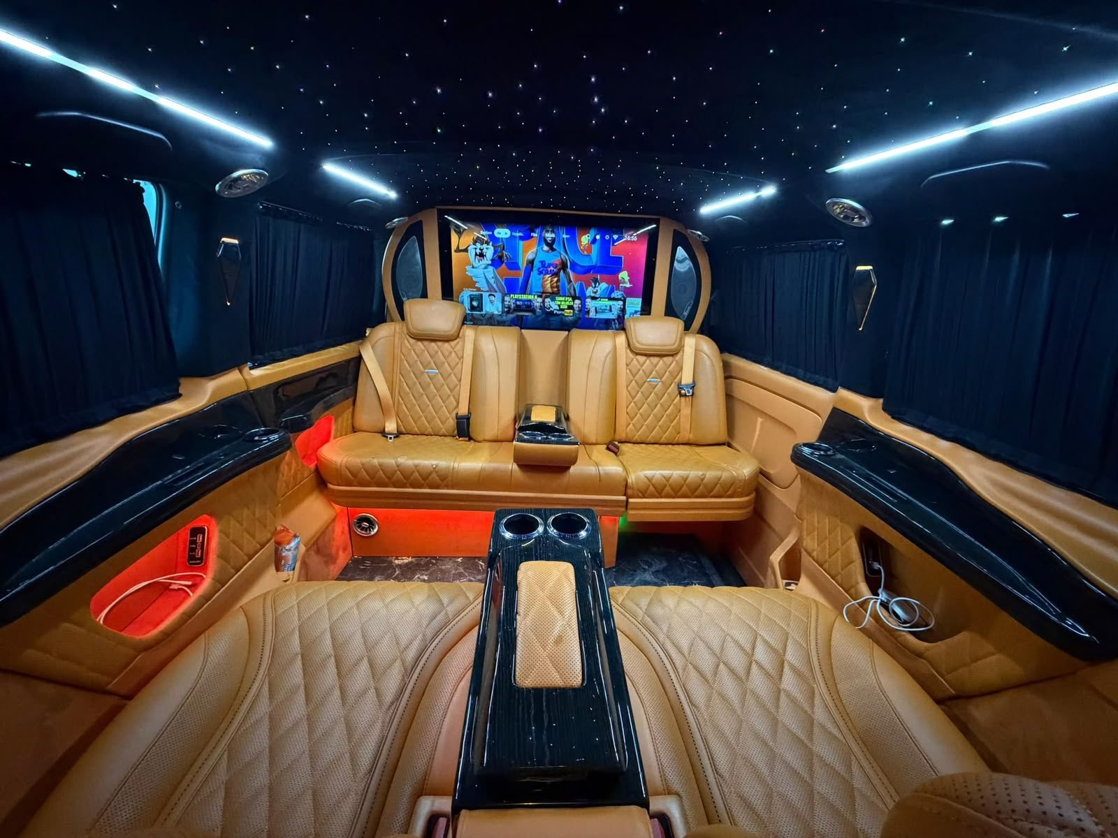Yıldız tavanlı VIP araç iç mekânı