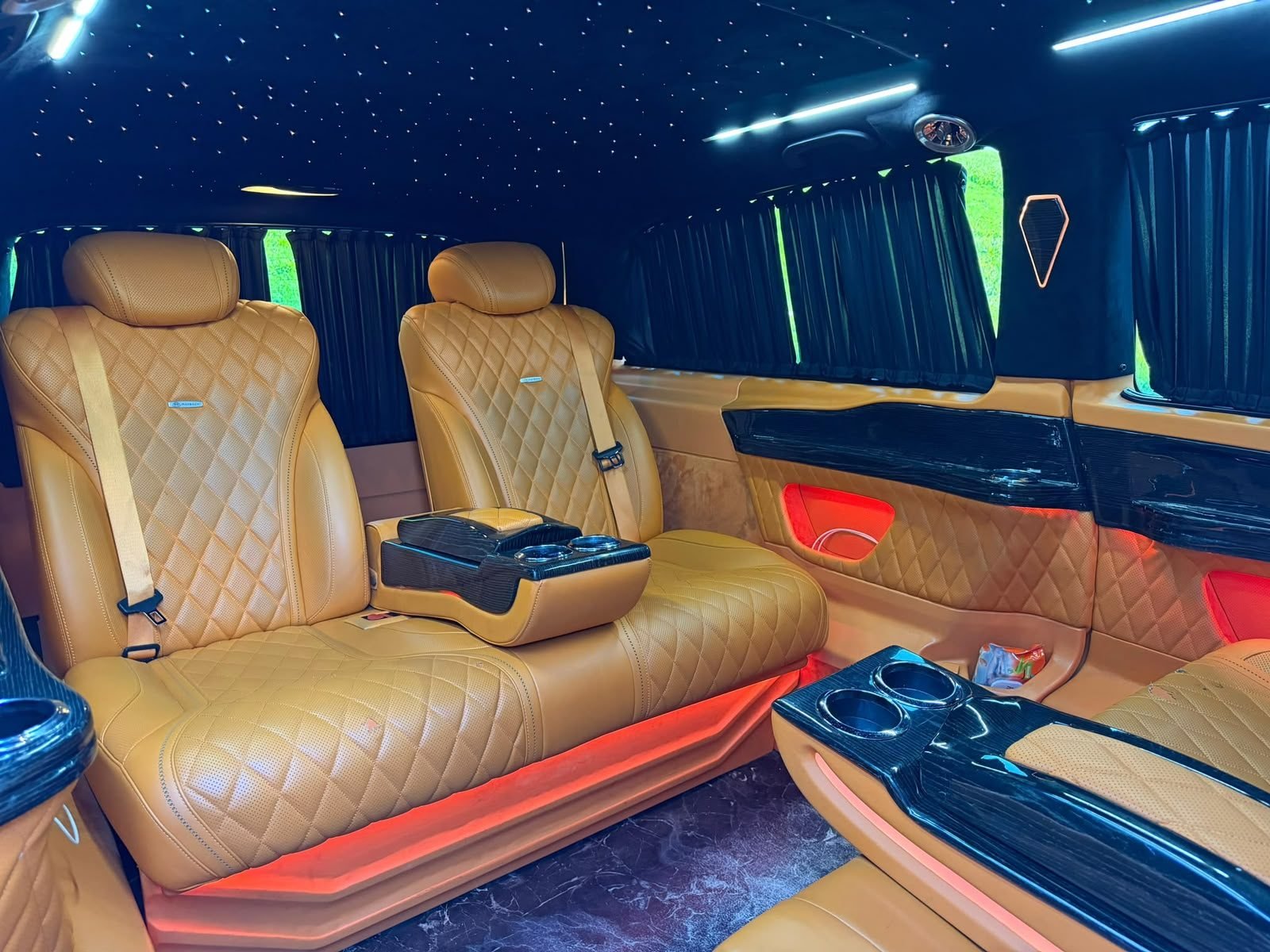 VIP araçta iki geniş deri koltuk