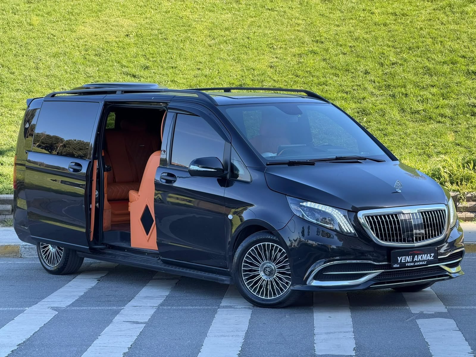 Kapısı açık siyah VIP transfer aracı
