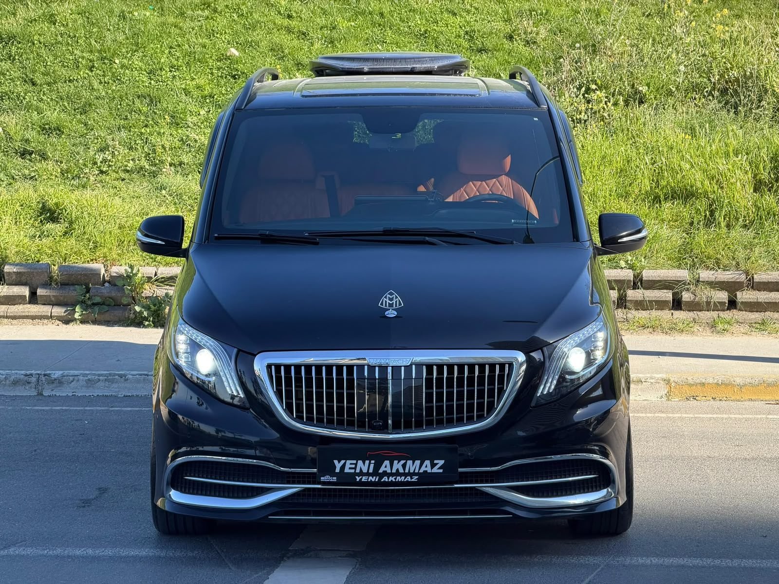 Siyah VIP transfer aracının önden görünümü