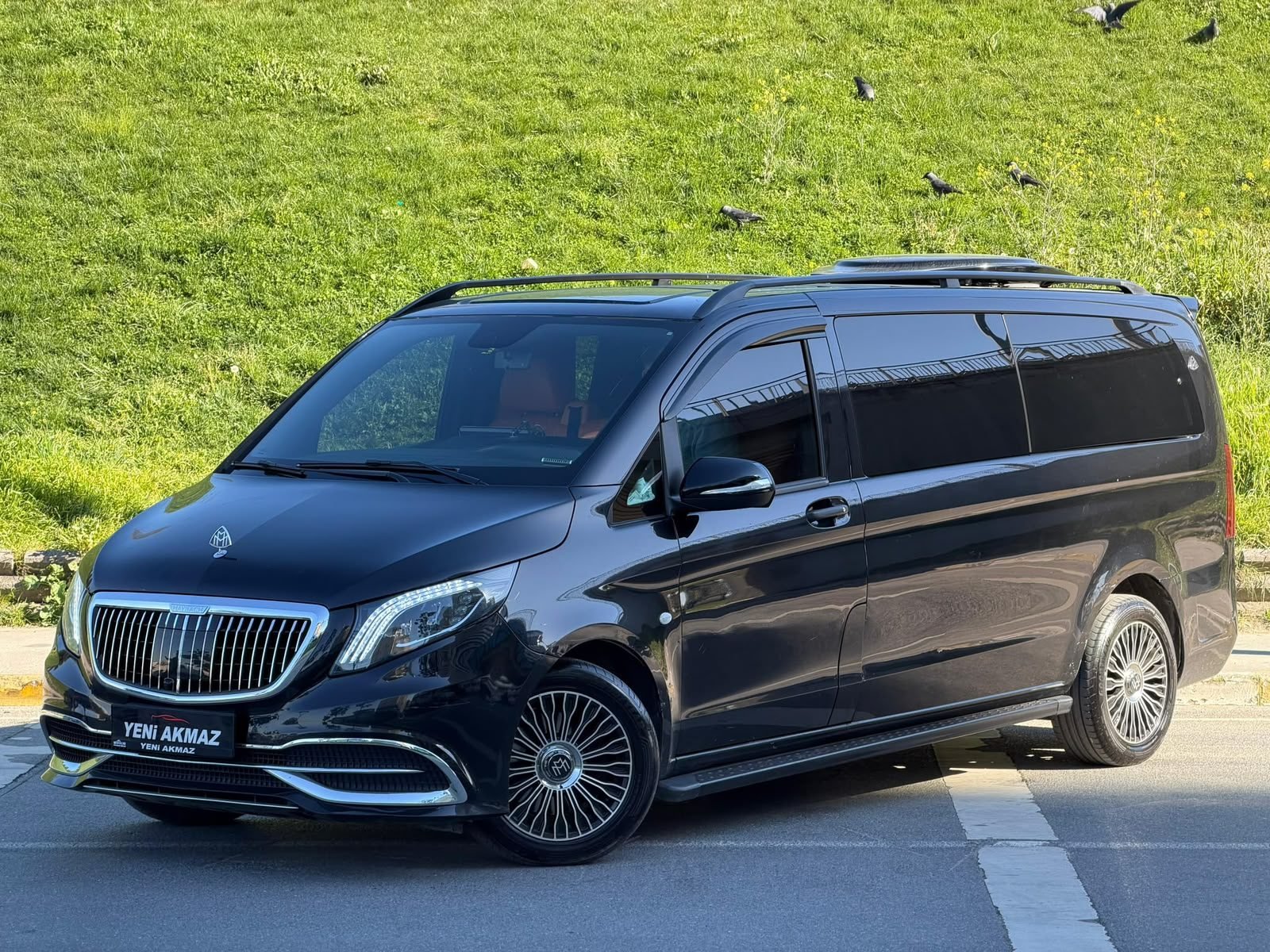 Siyah VIP transfer aracı önden çapraz görünüm