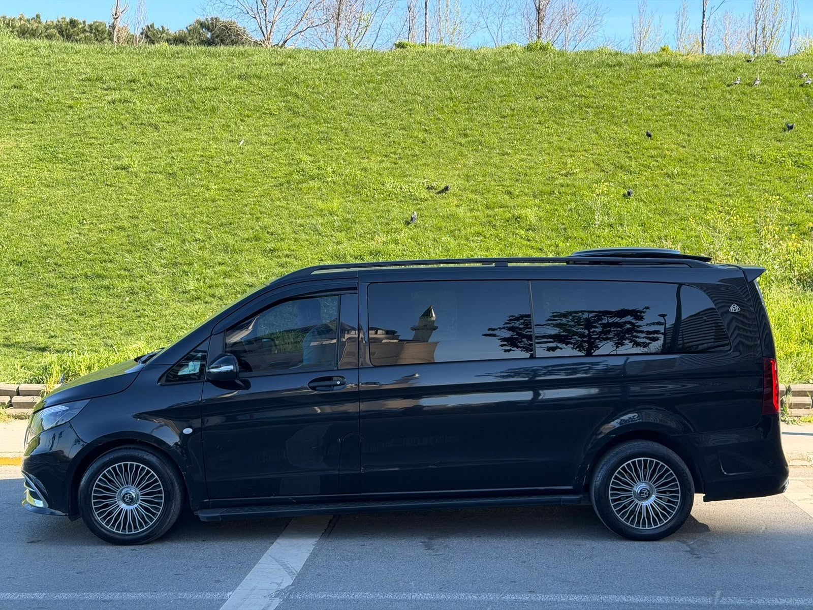 Siyah VIP transfer aracının yandan görünümü
